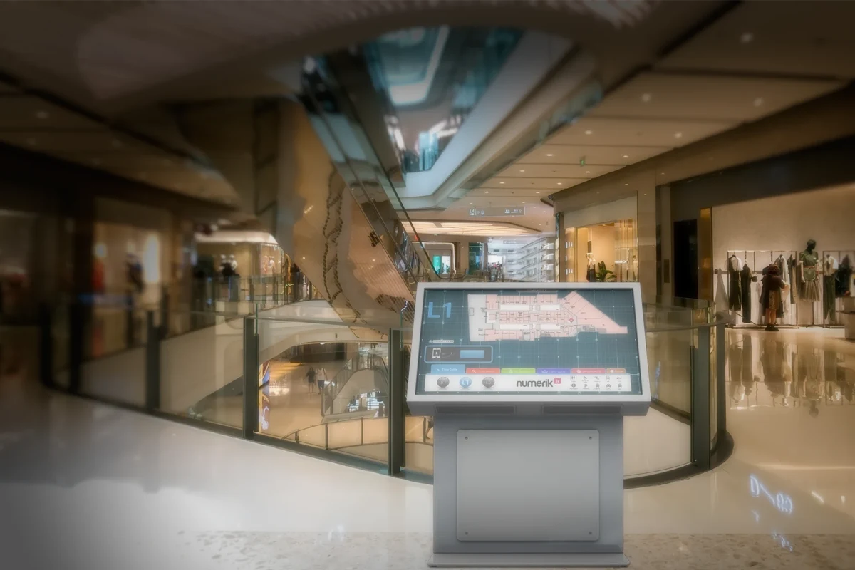 Borne d’orientation numérique dans un centre commercial