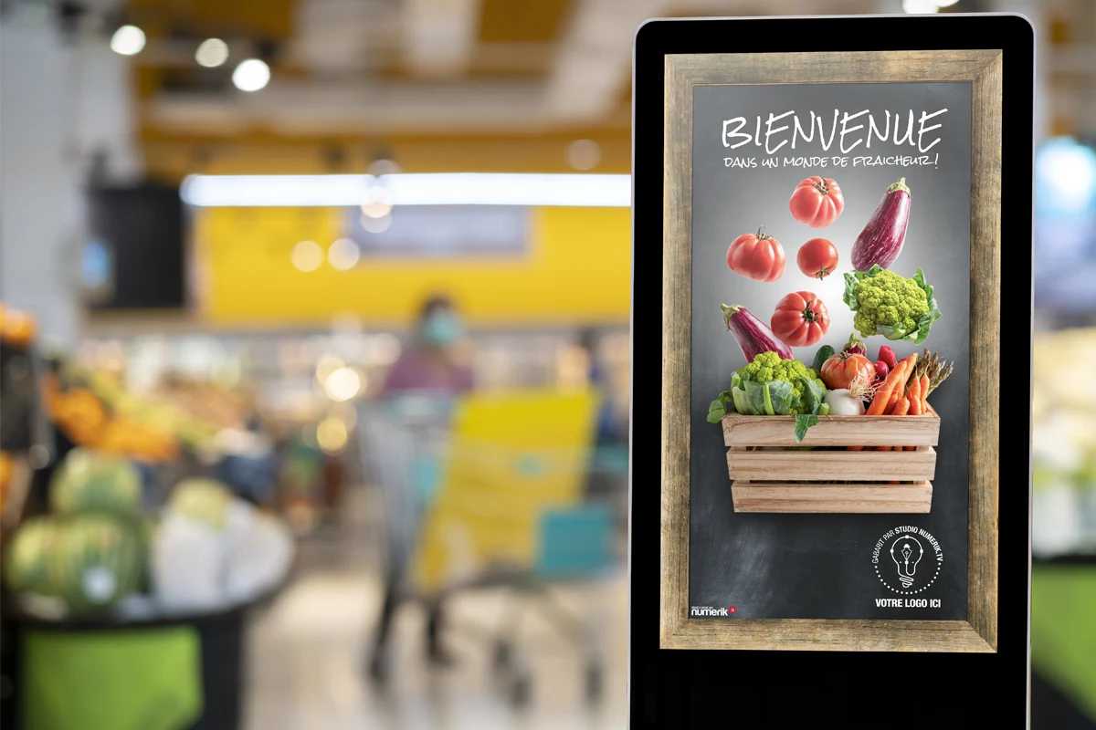 Produits frais mis en valeur sur un écran numérique en épicerie