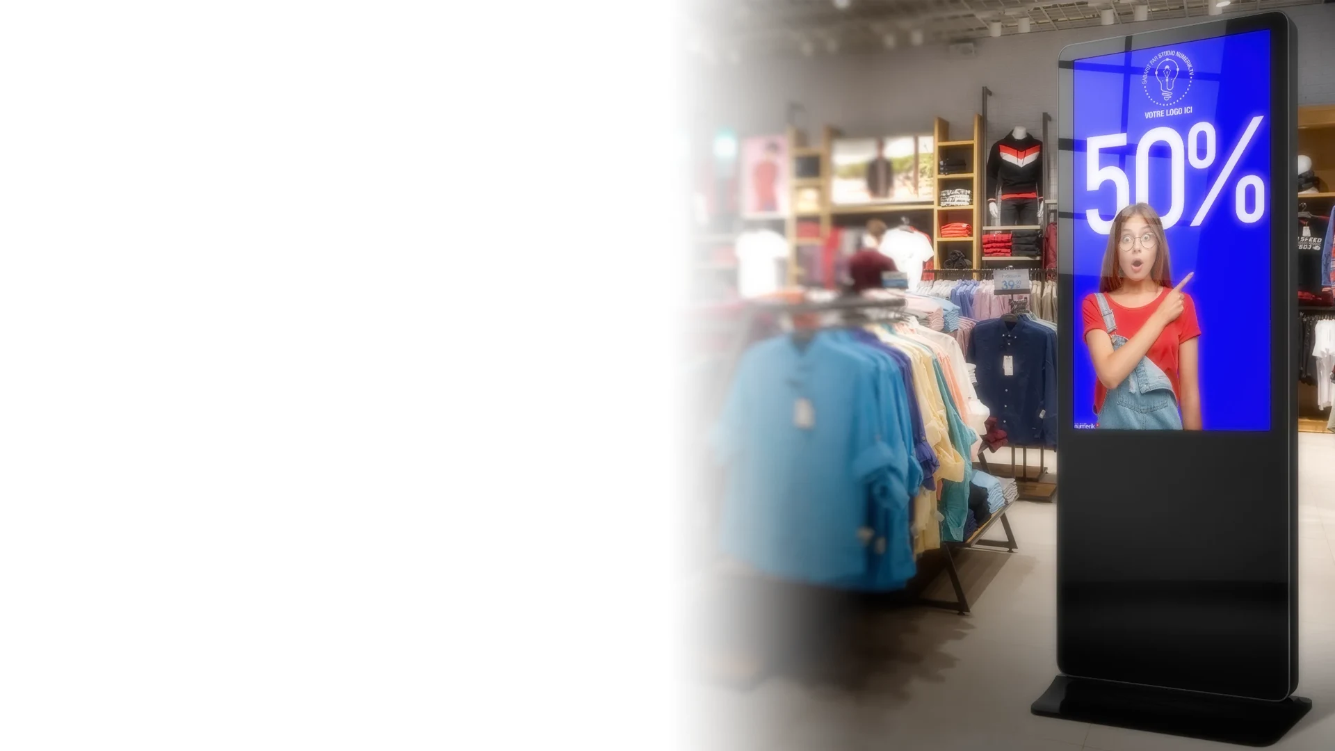 Promotion affichée sur une borne numérique dans un commerce de vêtements